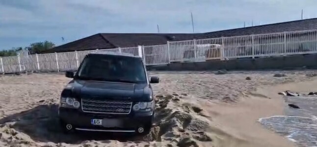 Șofer din Argeș rămas cu Land Rover-ul blocat în nisip, pe plaja din ...
