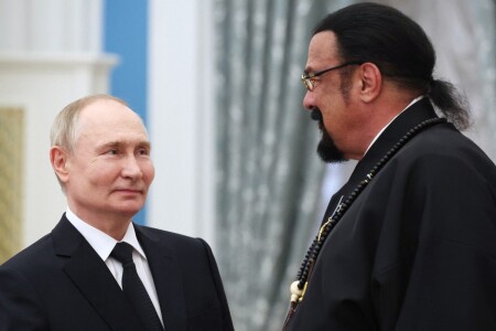Vladimir Putin l-a decorat pe Steven Seagal. Reacție uluitoare a actorului ...