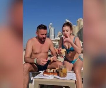 Doi români au mâncat slănină cu ceapă pe o plajă din Dubai: "Dacă ne prind ...